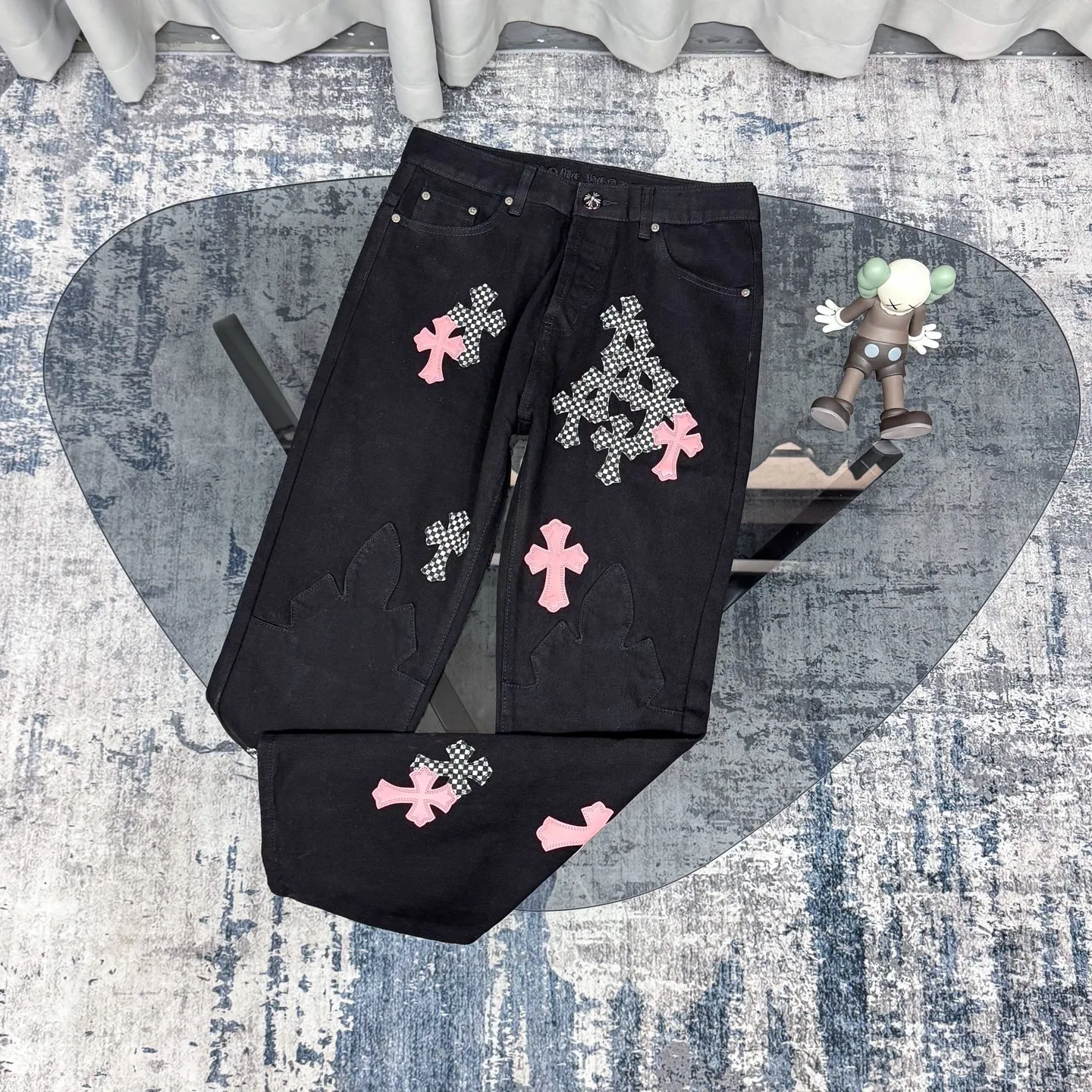 P280 Chrome Hearts ch Chrome Hearts Cherry Blossom Pink Checkerboard Cross Patch Leather Jeans, Original 5W+ It is well known that chromehearts jeans use vintage Levis jeans as the base for creation. They usually add their own unique silver buckles and silver ornaments, plus leather embellishments. This is the reason why the value of these vintage jeans doubles. Because the base is vintage jeans, the jeans themselves have been very soft and comfortable after years of baptism. This can be distinguished from ordinary jeans. Regarding the size, you should also refer to the pants data. Size: 28 30 32 34 (corresponds to S-XL) Size chart: 28 Waist 76 Pants length 104 Hips 102 30 Waist 80 Pants length 105 Hips 106 32 Waist 84 Pants length 106 Hips 110 34 Waist 88 Pants length 107 Hips 114